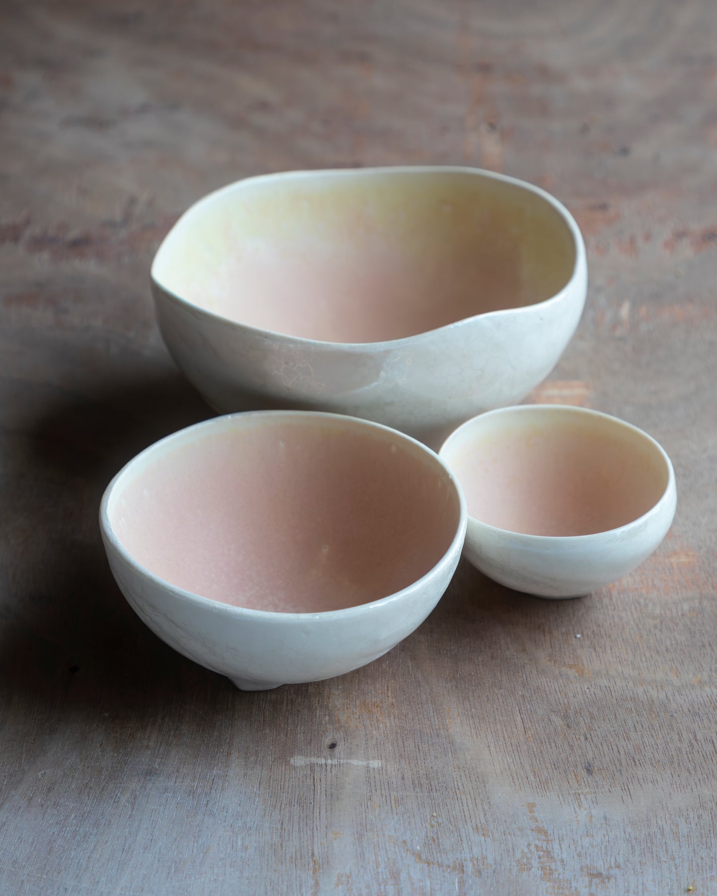 Porcelain Plash Bowl Set. Pink and White