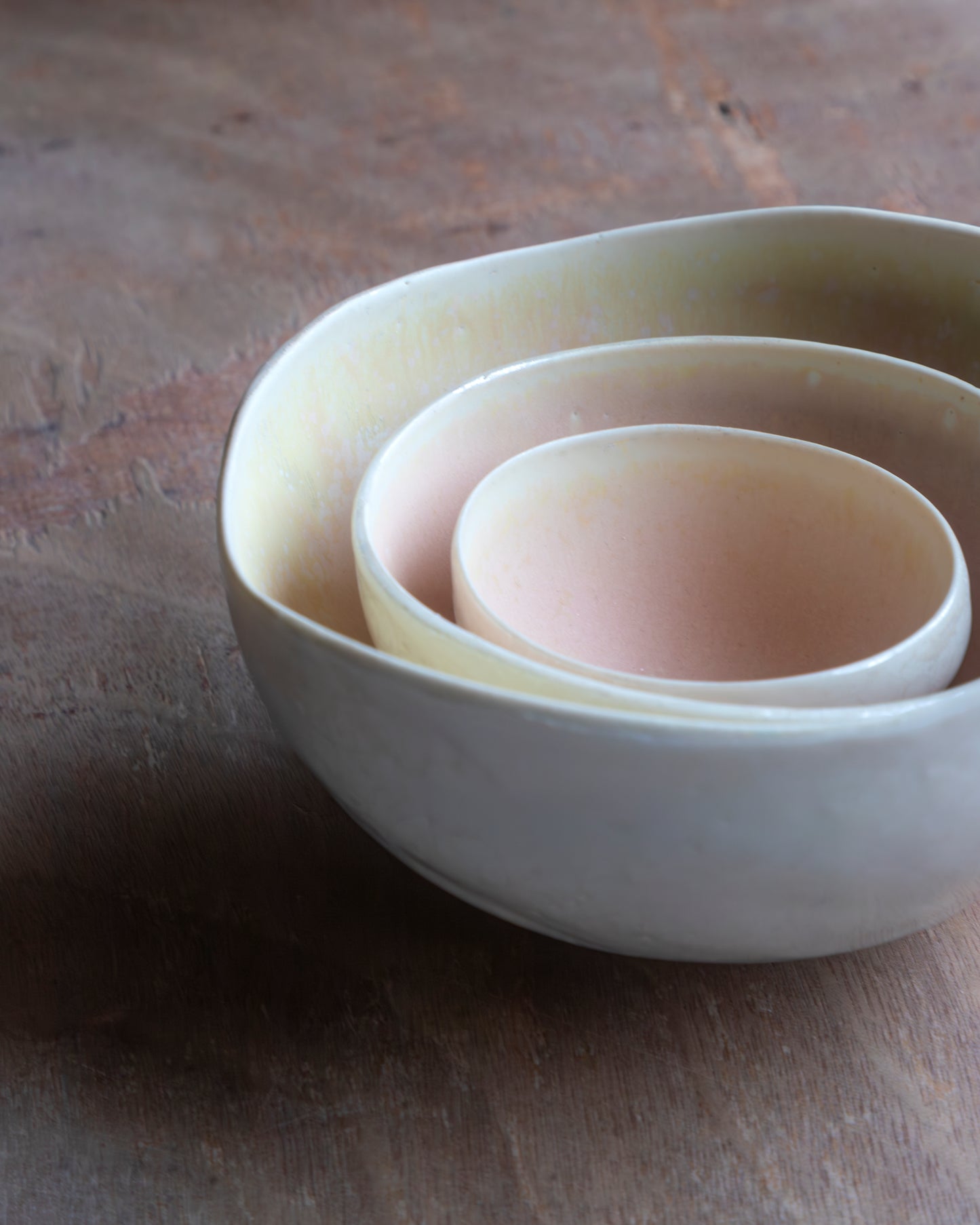 Porcelain Plash Bowl Set. Pink and White